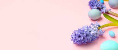 Güzel sümbül çiçekleri ve pembe arka planda Paskalya yumurtaları.