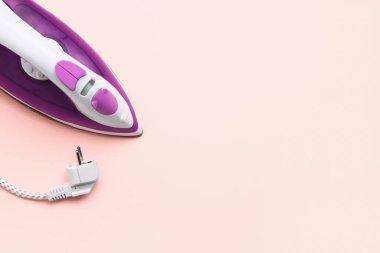 Pembe arka planda elektrikli ütü