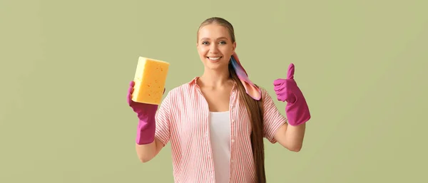 Ευτυχισμένη Νεαρή Γυναίκα Λαστιχένια Γάντια Και Σφουγγάρι Καθαρισμού Που Δείχνει — Φωτογραφία Αρχείου
