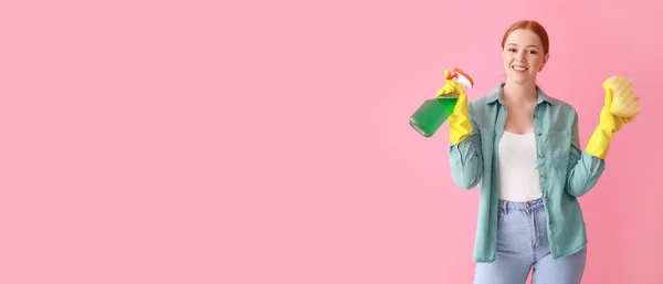 Νεαρή Γυναίκα Ελαστικά Γάντια Σφουγγάρι Καθαρισμού Και Απορρυπαντικό Ροζ Φόντο — Φωτογραφία Αρχείου