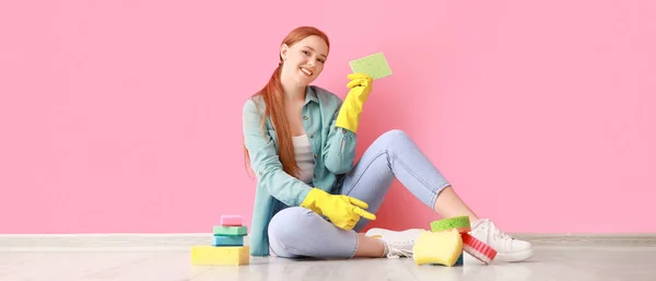 Young Woman Rubber Gloves Cleaning Sponges Sitting Pink Wall — Stock Photo, Image