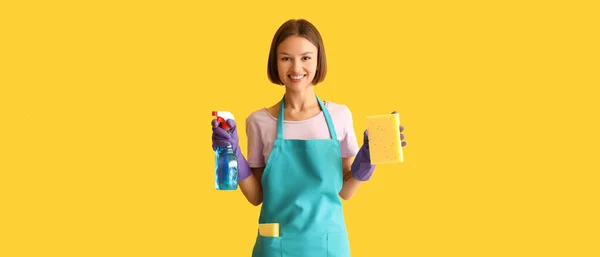 Молодая Женщина Резиновых Перчатках Чистящая Губка Моющее Средство Желтом Фоне — стоковое фото