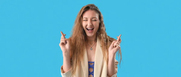 Mujer Joven Emocional Con Los Dedos Cruzados Sobre Fondo Azul — Foto de Stock