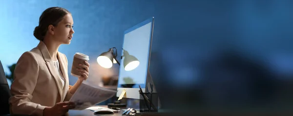 Programadora Femenina Trabajando Oficina Por Noche Banner Para Diseño — Foto de Stock