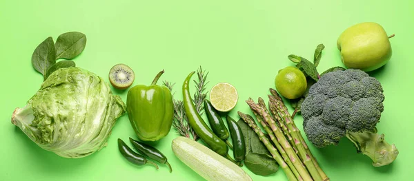 Összetétel Különböző Friss Zöldségekkel Gyümölcsökkel Zöld Alapon Felülnézet — Stock Fotó