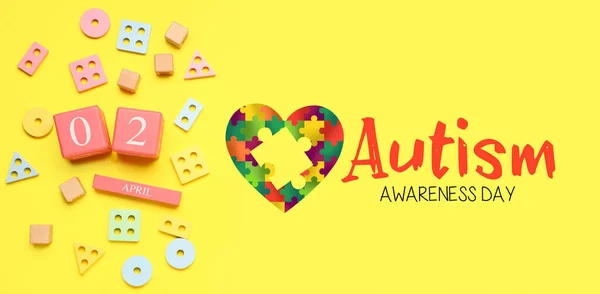 Календарь Датой Всемирного Дня Информированности Аутизме Игрушками Желтом Фоне — стоковое фото