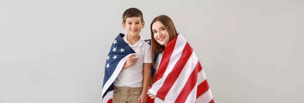 Mujer Hijo Con Bandera Sobre Fondo Claro — Foto de Stock