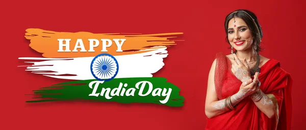 美しい女性でサリとテキスト Happy India Day Red Background — ストック写真