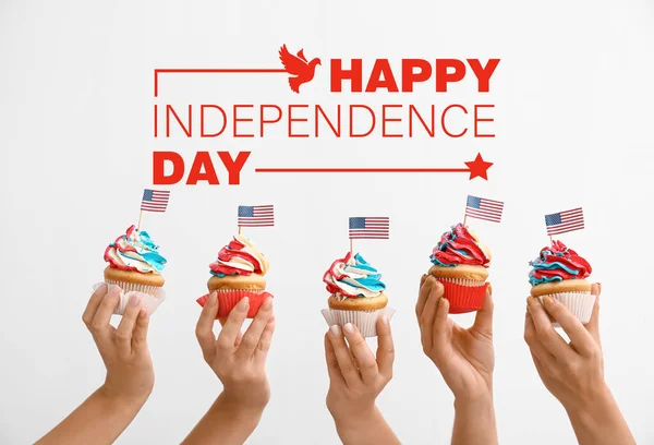 Många Händer Som Håller Välsmakande Patriotiska Muffins Med Usa Flaggor — Stockfoto