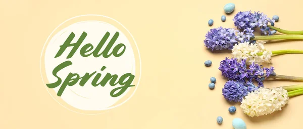 Piękne Kwiaty Hiacynt Pisanki Tekst Hello Spring Beżowym Tle — Zdjęcie stockowe