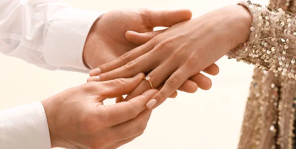 Férfiak Eljegyzési Gyűrűt Húznak Ujjára Közelkép — Stock Fotó