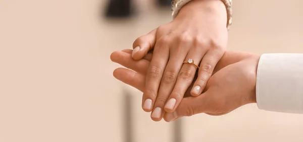 Engaged Couple Holding Hands Closeup — Stock Photo, Image