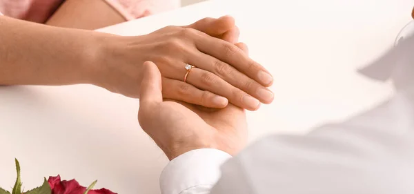 Engaged Couple Holding Hands Closeup — Stock Photo, Image