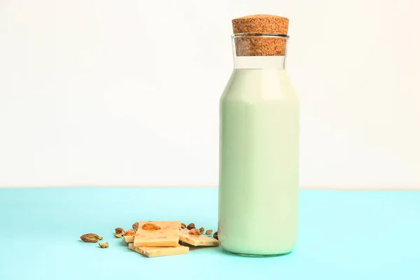 健康的なピスタチオミルク カーネルと青いテーブルの上のチョコレートのガラス — ストック写真