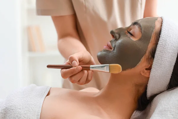 Cosmetologist Applying Clay Mask Young Woman Face Salon Closeup — Stock Photo, Image