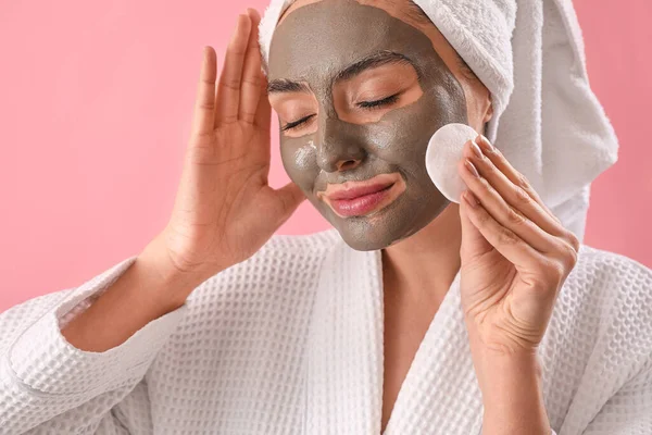 Jonge Vrouw Met Toegepaste Klei Masker Katoen Pad Roze Achtergrond — Stockfoto