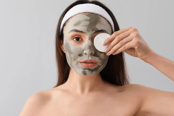 Jonge Vrouw Met Aangebracht Klei Masker Katoen Pad Grijze Achtergrond — Stockfoto