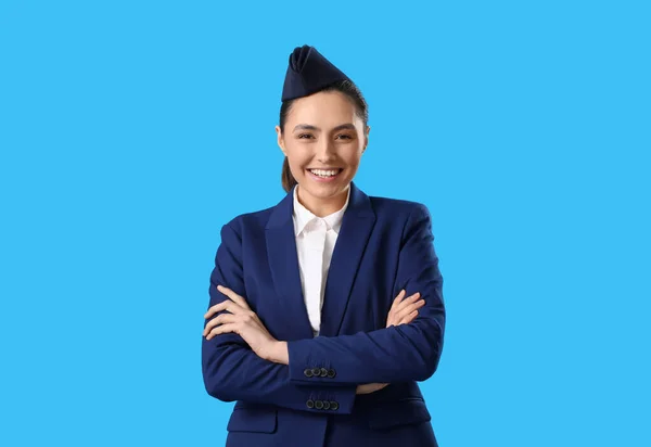 Mooie Stewardess Blauwe Achtergrond — Stockfoto