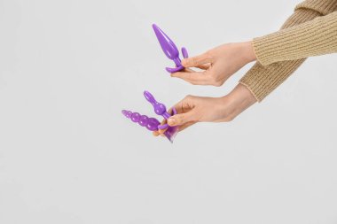 Arka planda anal tıkaçları olan bir kadın