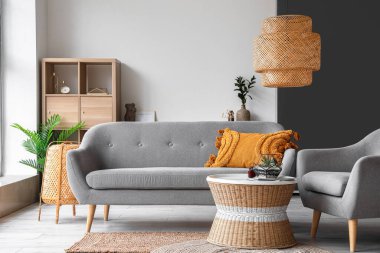 Masada kanepe ve floraryum olan oturma odasının içinde.