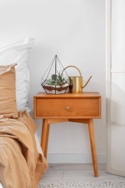 Floraryum açık yatak odasındaki masada.