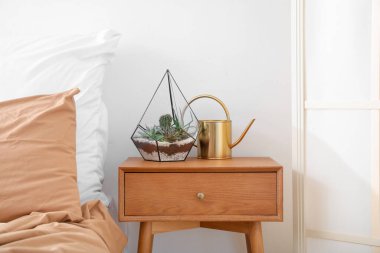 Floraryum açık yatak odasındaki masada.