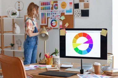 Ofisinde bilgisayar ve tablet bulunan grafik tasarımcısının çalışma yeri