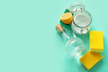 Bir sürahi sirke, kabartma tozu, sünger ve limon.