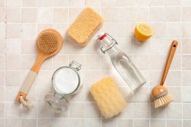 Sirke, kabartma tozu, hafif fayanslı fırçalar ve süngerler.