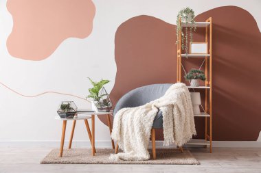 Oturma odasının içinde masalarda ve koltuklarda floraryumlar var.