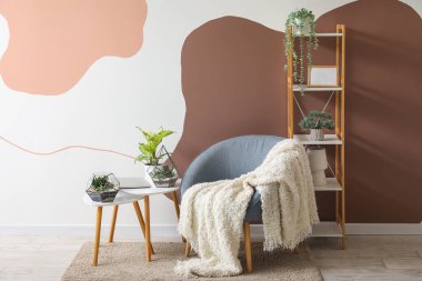 Oturma odasının içinde masalarda ve koltuklarda floraryumlar var.