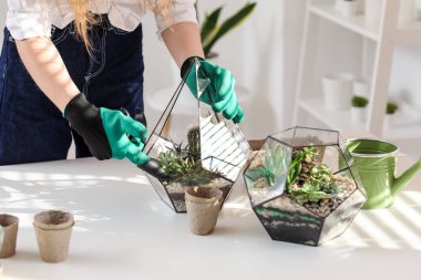 Çiçekli kadın evdeki masada, yakın plan.