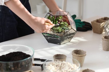 Masada çiçekçilik yapan kadın, yakın plan.