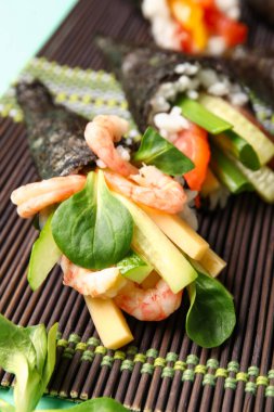 Tatlı suşi külahlı bambu hasırı, yakın plan.