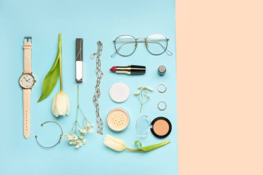 Renkli arka planda kadın aksesuarları, kozmetik ürünleri ve çiçeklerle kompozisyon