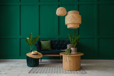 Oturma odası, kahve masası, puf ve kanepe.