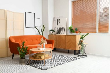 İçinde sehpa ve kanepe olan bir oturma odası.