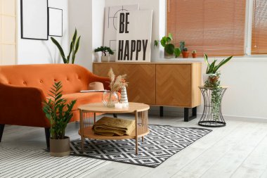 İçinde sehpa ve kanepe olan bir oturma odası.