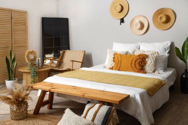 Yatak odasının içinde sehpa ve koltuk var.