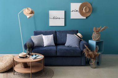 Mavi kanepesi ve kahve masası olan rahat bir oturma odası.