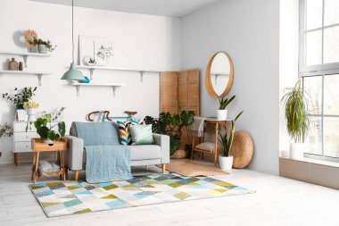 Rahat gri kanepeli şık bir oturma odası.