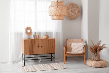 Ahşap klozeti ve koltuğu olan aydınlık oturma odasının içinde.