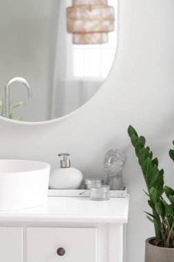 Banyoda lavabonun yanında farklı kozmetik ürünler.