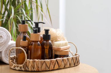 Banyo malzemeleri ve havlularla dolu bir sepet.