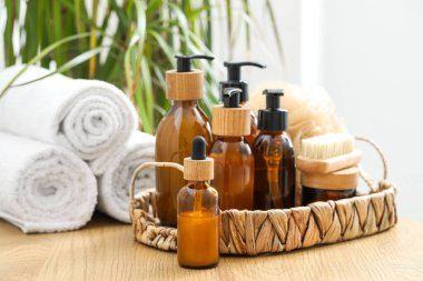 Banyo malzemeleri ve havlularla dolu bir sepet.