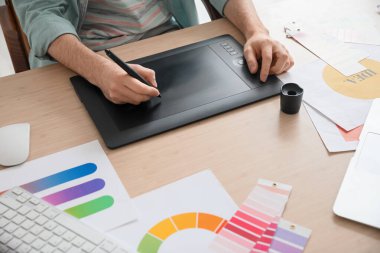 Ofiste grafik tablet kullanan erkek tasarımcı