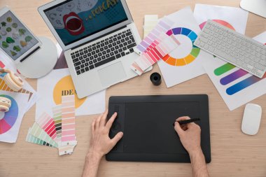 Ofiste grafik tablet kullanan tasarımcı, üst görünüm