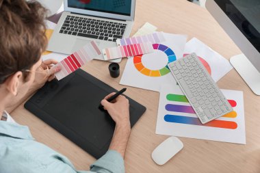 Ofiste grafik tablet kullanan erkek tasarımcı