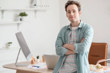 Ofiste erkek grafik tasarımcı portresi