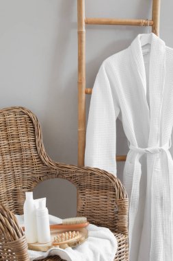 Banyo aksesuarlı tepsi, odadaki koltukta.